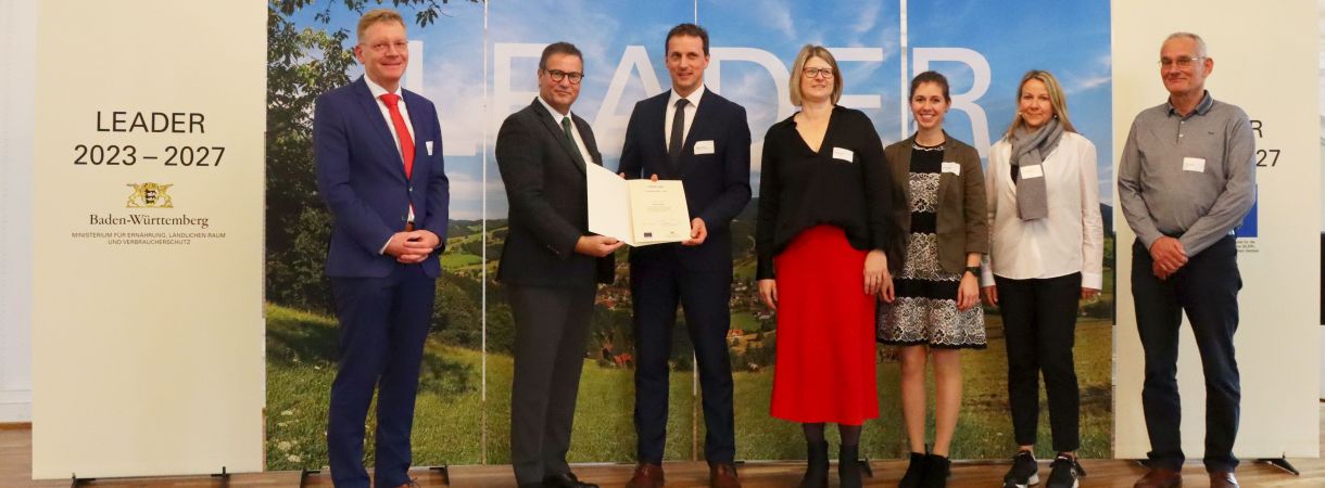Minister Peter Hauk überreicht Vertretern der LEADER-Aktionsgruppe Heckengäu die Aufnahmeurkunde