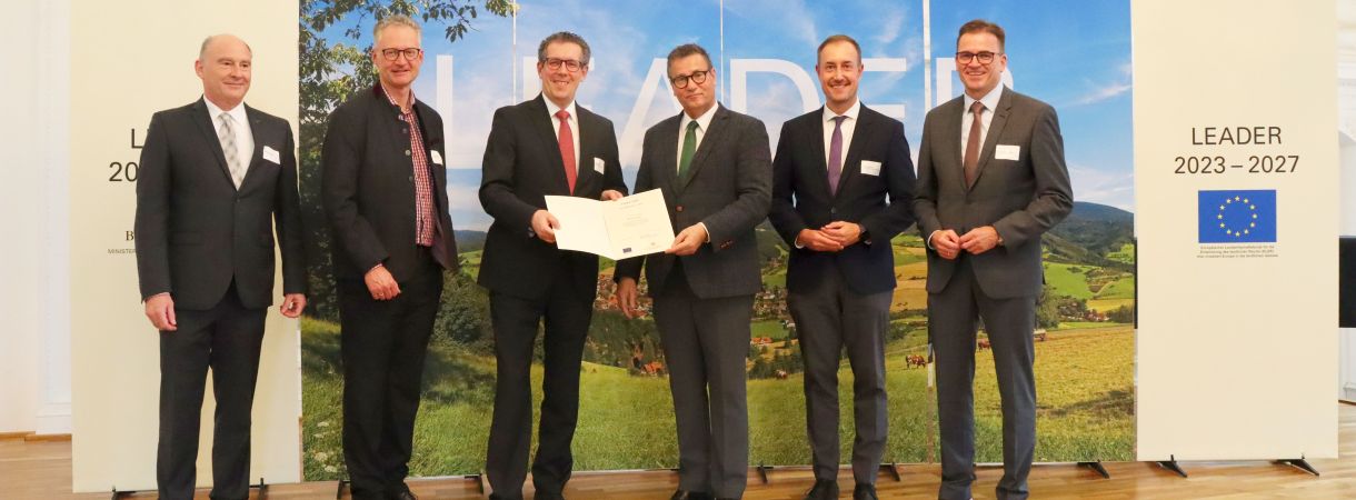 Minister Peter Hauk überreicht Vertretern der LEADER-Aktionsgruppe Brenzregion die Aufnahmeurkunde