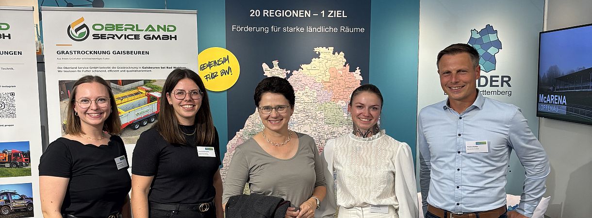 Fünf Person, in der Mitte die Landwirtschaftsministerin, Aufsteller im Hintergrund
