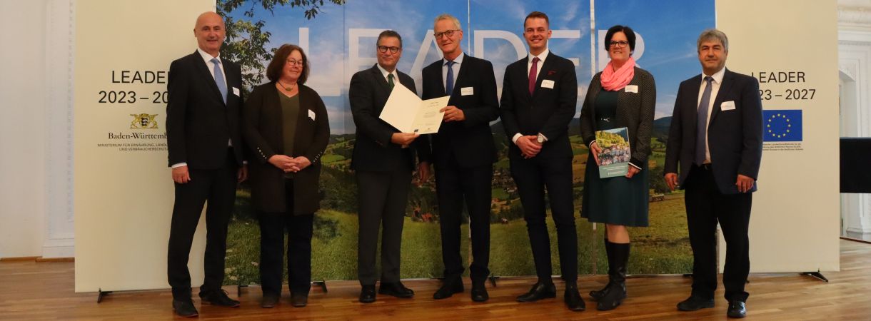 Minister Peter Hauk überreicht Vertretern der LEADER-Aktionsgruppe Mittlerer Schwarzwald die Aufnahmeurkunde