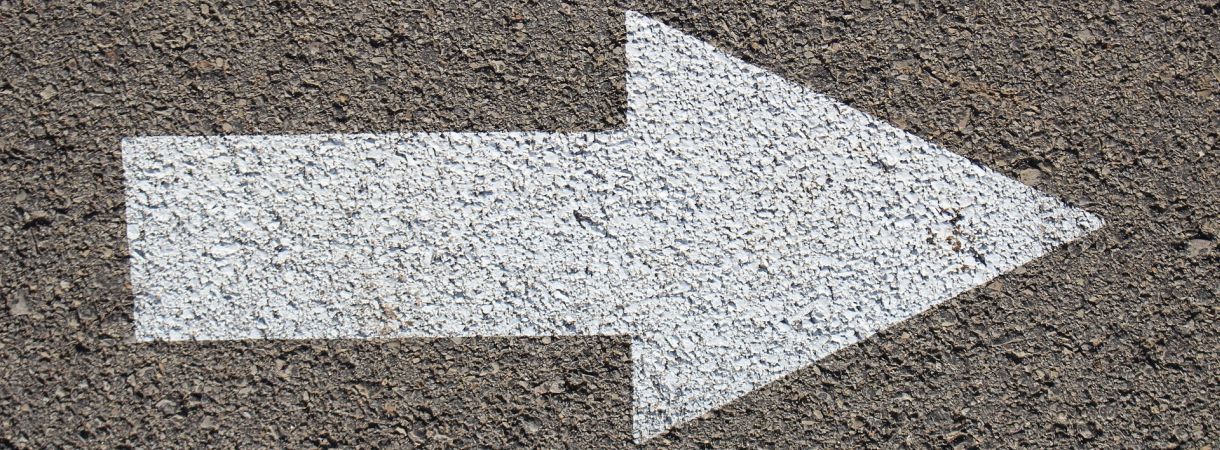 weißer Pfeil auf grauem Hintergrund