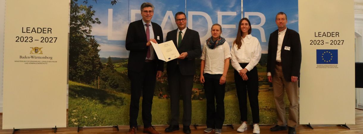 Minister Peter Hauk überreicht Vertretern der LEADER-Aktionsgruppe Südschwarzwald die Aufnahmeurkunde
