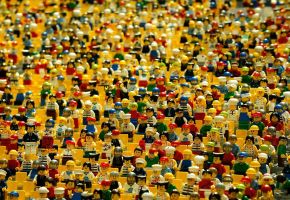 ganz viele Lego-Menschen auf einem Haufen