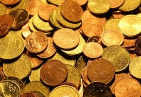 Haufen vieler Kleingeldmünzen