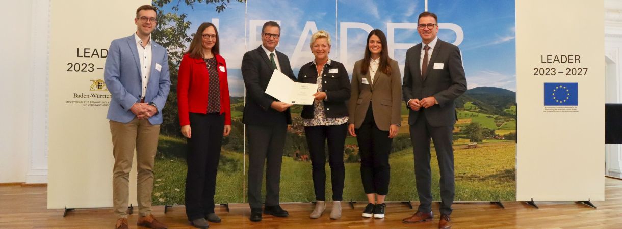 Minister Peter Hauk überreicht Vertretern der LEADER-Aktionsgruppe Jagstregion die Aufnahmeurkunde