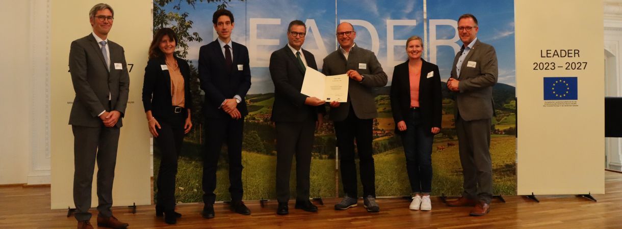 Minister Peter Hauk überreicht Vertretern der LEADER-Aktionsgruppe Württembergisches Allgäu  die Aufnahmeurkunde