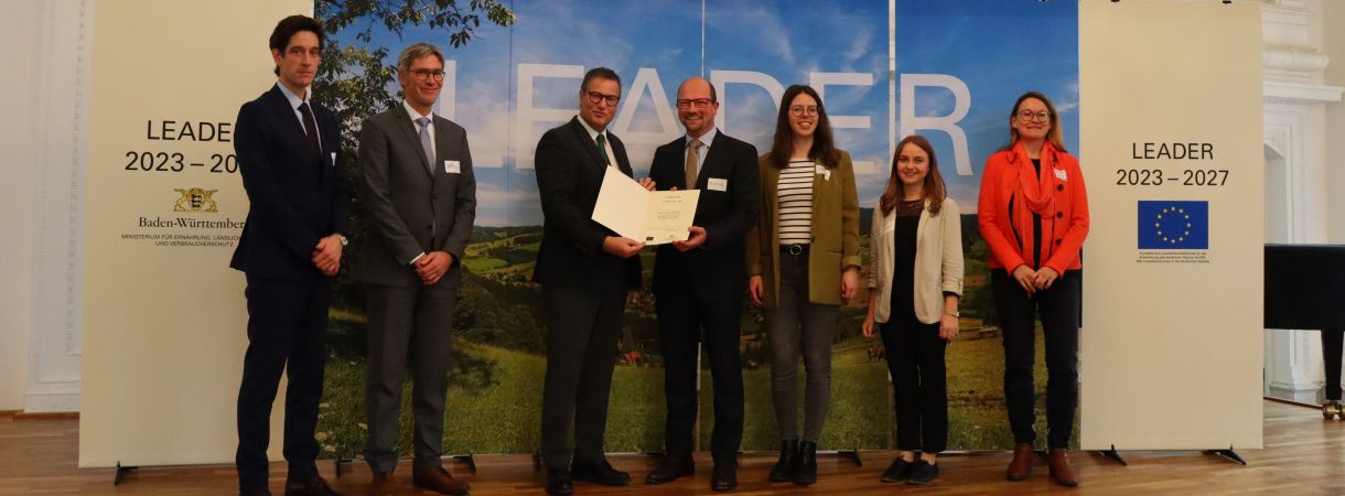 Minister Peter Hauk überreicht Vertretern der LEADER-Aktionsgruppe Mittleres Oberschwaben die Aufnahmeurkunde