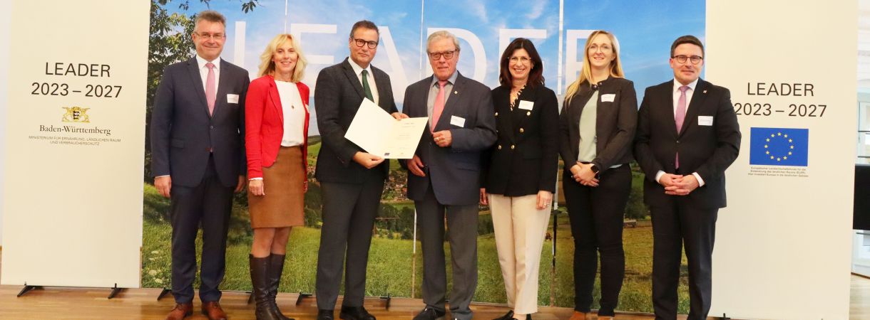 Minister Peter Hauk überreicht Vertretern der LEADER-Aktionsgruppe Badisch-Franken die Aufnahmeurkunde