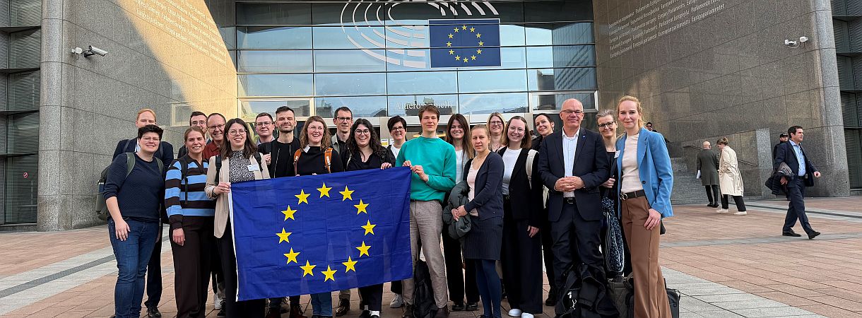 Menschengruppe mit Europafahne 