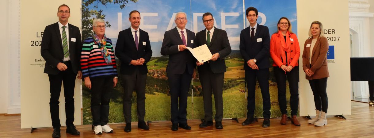 Minister Peter Hauk überreicht Vertretern der LEADER-Aktionsgruppe Oberschwaben die Aufnahmeurkunde