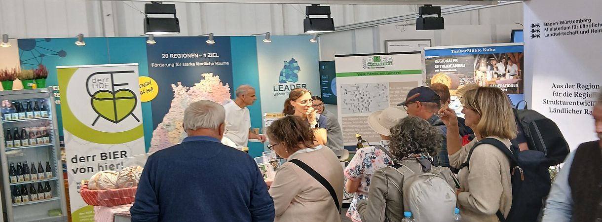 Messestand mit Besuchern