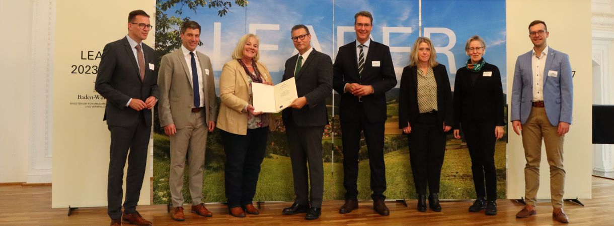 Minister Peter Hauk überreicht Vertretern der LEADER-Aktionsgruppe Schwäbischer Wald die Aufnahmeurkunde