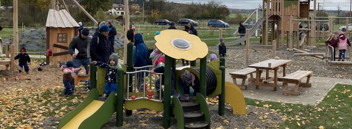 Blick auf den Spielplatz Waldtann mit spielenden Kindern.