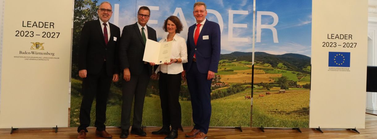 Minister Peter Hauk überreicht Vertretern der LEADER-Aktionsgruppe Nordschwarzwald die Aufnahmeurkunde