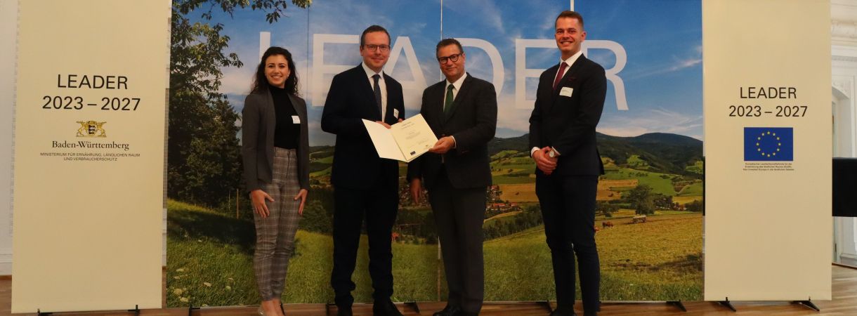 Minister Peter Hauk überreicht Vertretern der LEADER-Aktionsgruppe Ortenau die Aufnahmeurkunde