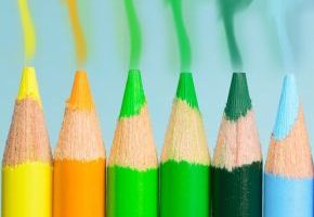 6 Bundstifte nebeneinander: gelb, orange, hellgrün, grün, dunkelgrün, hellblau