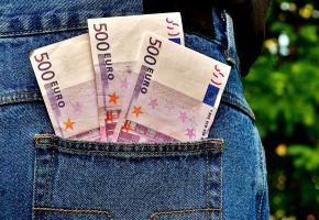 Hosentasche einer Jeans aus der drei 500€-Scheine rausgucken