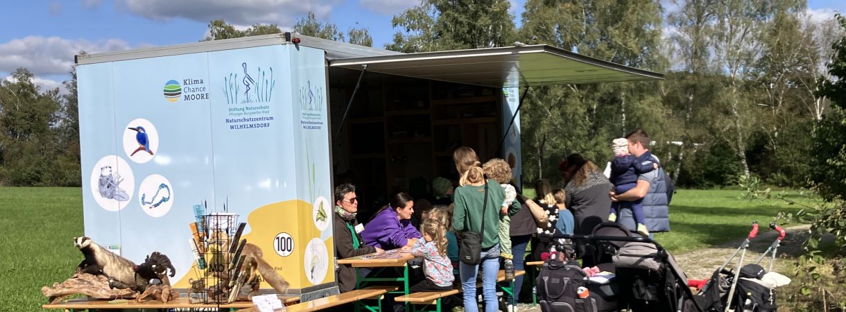 Blick von außen auf das MoorMobil "MoMo". 