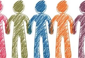 mehrere bunte gemalte Männchen in einer Reihe