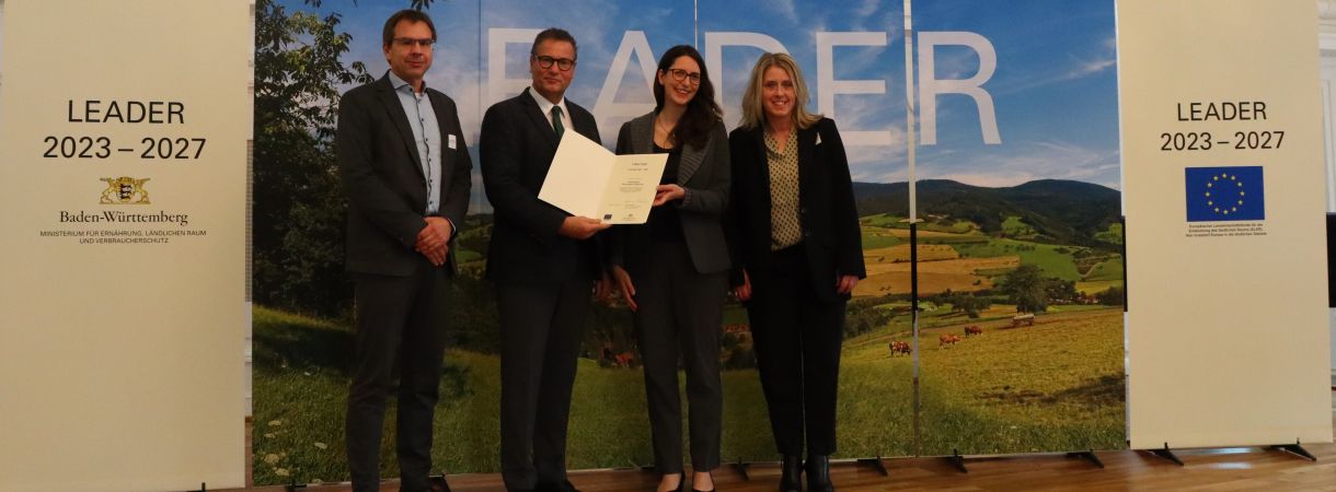 Minister Peter Hauk überreicht Vertretern der LEADER-Aktionsgruppe Limesregion Hohenlohe-Heilbronn die Aufnahmeurkunde