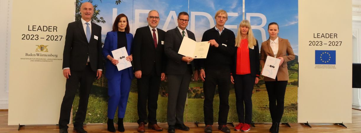 Minister Peter Hauk überreicht Vertretern der LEADER-Aktionsgruppe Oberer Neckar die Aufnahmeurkunde