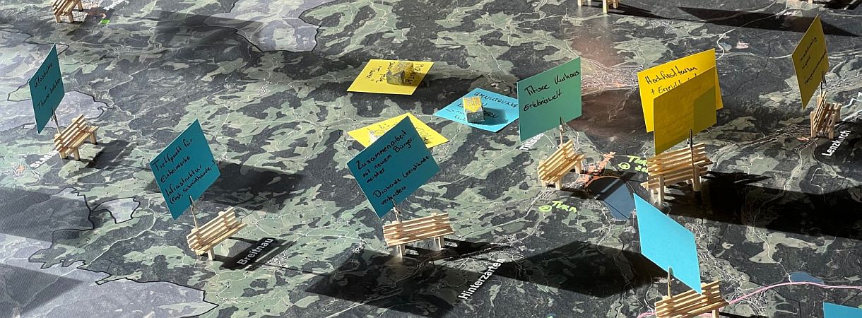 Landkarte der Region Hochschwarzwald mit kleinen Zettelaufstellern worauf Ideen stehen