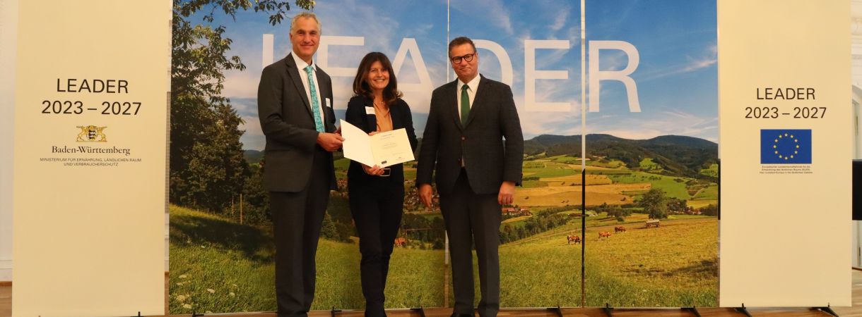 Minister Peter Hauk überreicht Vertretern der LEADER-Aktionsgruppe Westlicher Bodensee die Aufnahmeurkunde