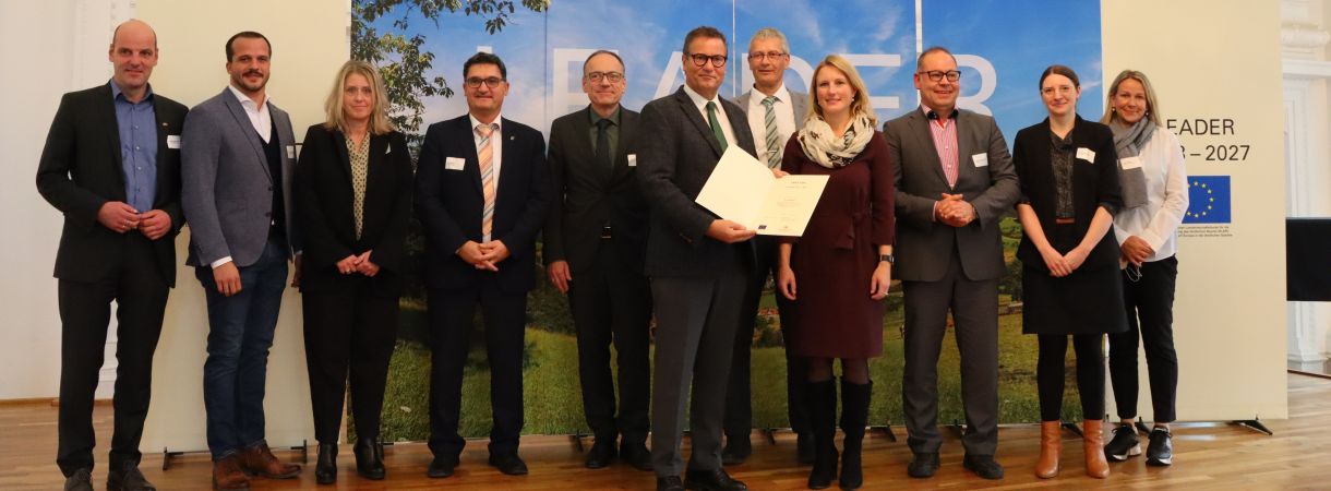 Minister Peter Hauk überreicht Vertretern der LEADER-Aktionsgruppe Kraichgau die Aufnahmeurkunde