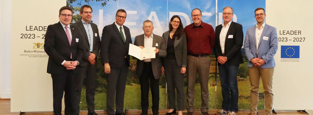 Minister Peter Hauk überreicht Vertretern der LEADER-Aktionsgruppe Hohenlohe-Tauber die Aufnahmeurkunde